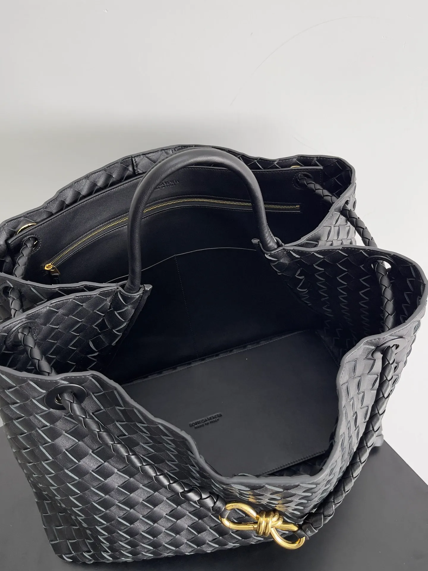 Batch 3760 Recently, the same style of bag that celebrities love is both high-end and practical. Michelle Yeoh, Kim Namjoon, Jing Boran, Tong Liya, Sun Qian, Wu Qianyu, Du Juan, Ma Yili and Bai Baihe are all carrying Bottega Veneta summer series Andiamo handbags. Andiamo has a simple structure and rounded lines. The whole piece is made of Nappa leather. It is comfortable, soft and dynamic. It adds interest to daily life and can be easily matched with various styles. Andiamo handbags are available in three sizes: small, medium and large. There are many colors to choose from, which can meet different needs. You can really carry it whether it is daily or attending events. Style number: 743575 Size: 45*22*34 including handle height 44cm